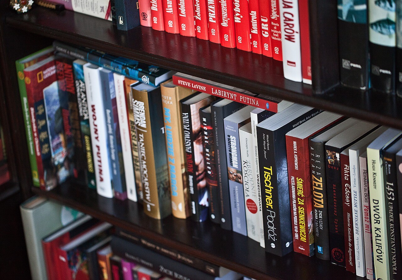 Bücherregal